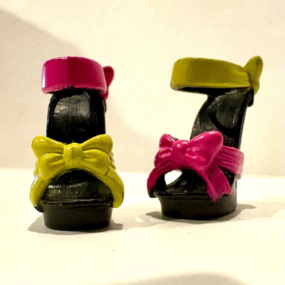 Monster High Draculaura Gloom Beach Pink And Yellow Bow Tie Shoes